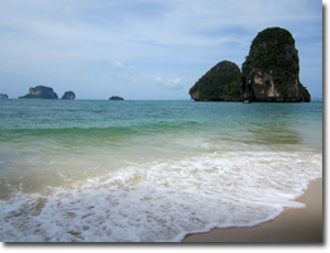 Islotes en la playa de Phra Nang